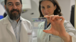 Neurosurgeon Alexandra Paul, MD, and Edward Farhangi, MD display a Gamma Tile.
